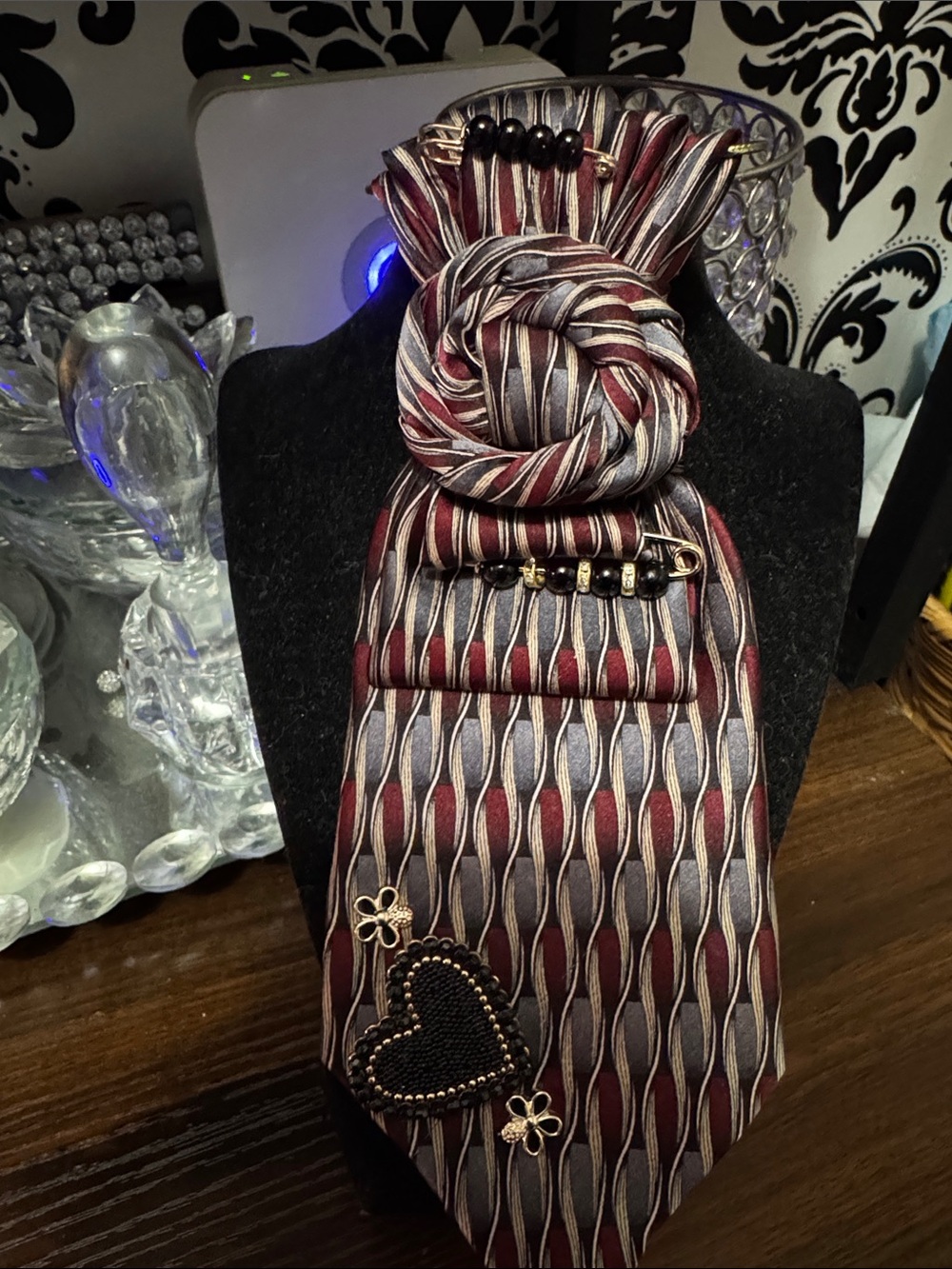 Elegant Maroon & Gray Patterned Necktie